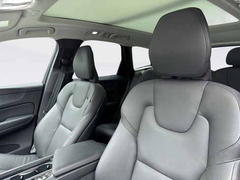 Used 2025 Volvo XC60 B5 Plus image 9