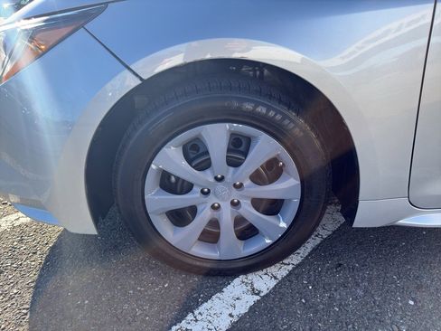 Used 2022 Toyota Corolla LE image 2