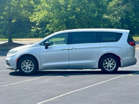 Used 2024 Chrysler Pacifica Touring-L FWD image 5
