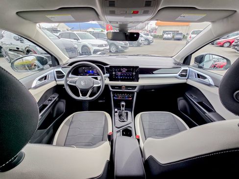 Used 2025 Volkswagen Taos SE image 2