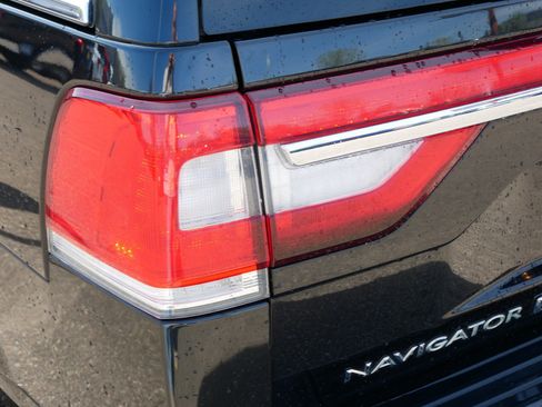 Used 2015 Lincoln Navigator L 4WD w/ Equipment Group 101A Reserve image 17