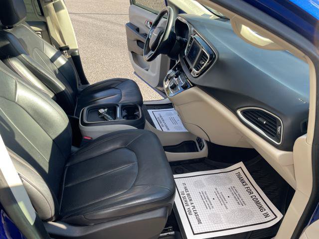 Used 2020 Chrysler Pacifica Touring-L FWD image 29