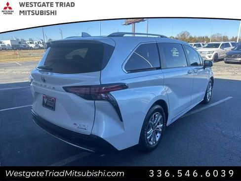 Used 2022 Toyota Sienna Platinum image 11