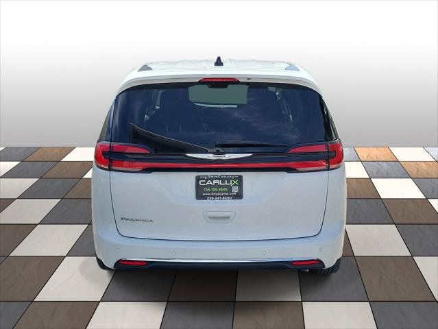 Used 2024 Chrysler Pacifica Touring-L FWD image 5