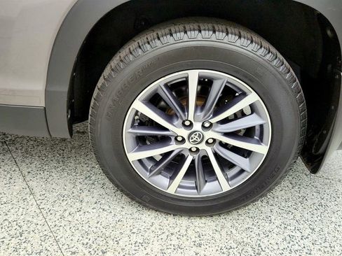 Used 2019 Toyota Highlander XLE AWD/4WD image 9