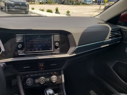 Used 2022 Volkswagen Jetta SE w/ Panoramic Sunroof Package FWD image 18