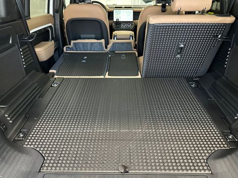 New 2026 Land Rover Defender 110 X-Dynamic SE image 28