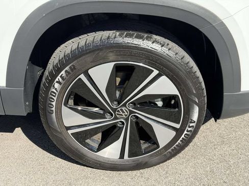 Certified 2023 Volkswagen Taos SE w/ Panoramic Sunroof Package AWD/4WD image 9