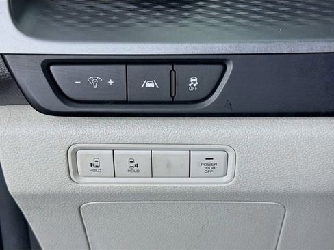 Used 2023 Kia Carnival LX image 10