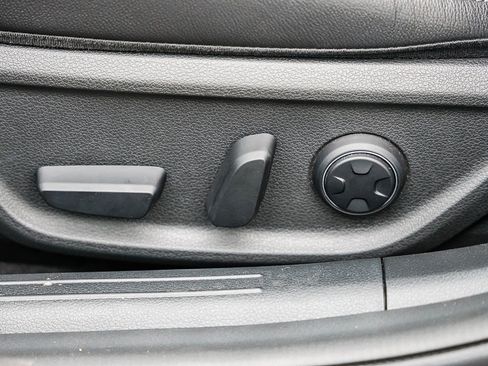 Used 2025 Genesis G70 2.5T image 21