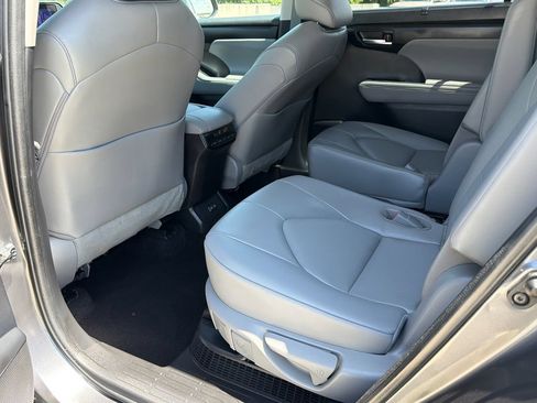 Used 2023 Toyota Highlander XLE AWD/4WD image 20
