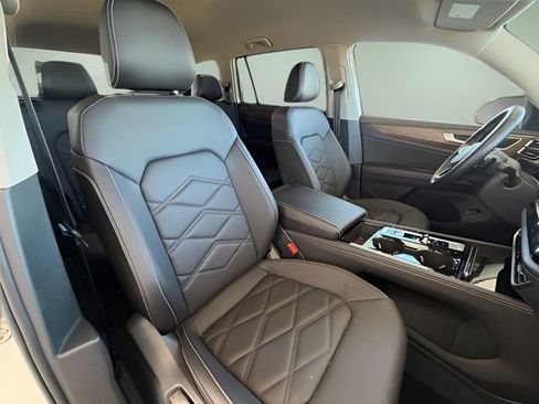 Used 2025 Volkswagen Atlas SE image 39