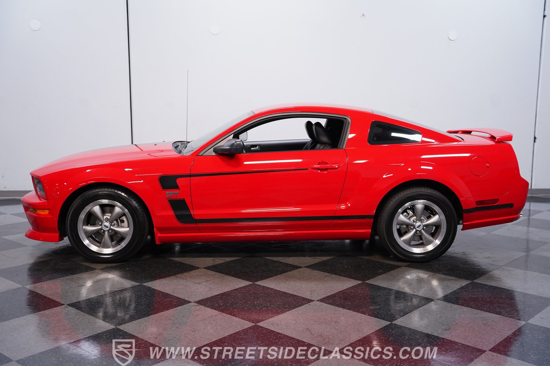 Used 2005 Ford Mustang GT RWD image 2