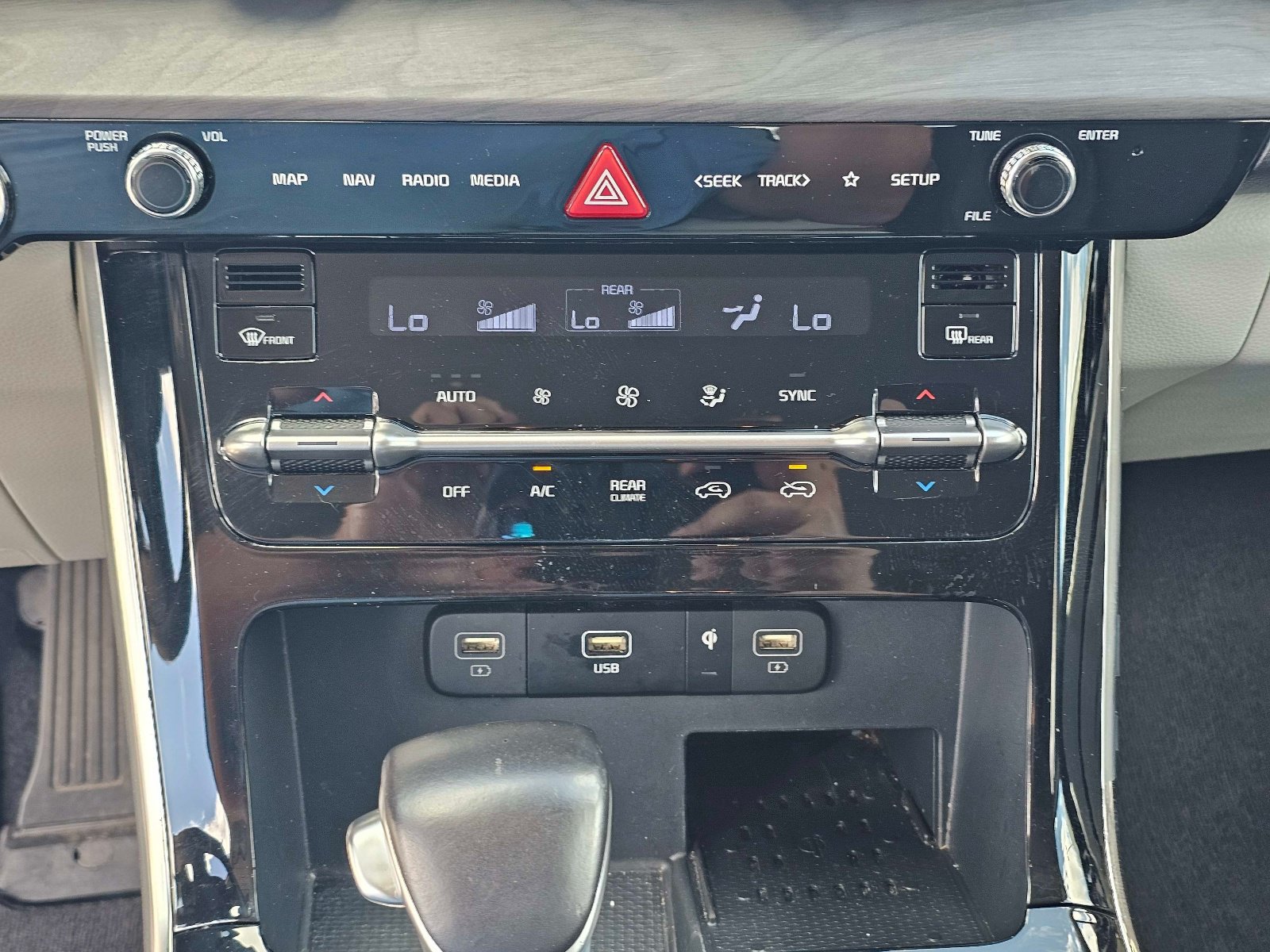 Certified 2024 Kia Carnival EX FWD image 28