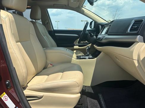 Used 2015 Toyota Highlander XLE AWD/4WD image 30