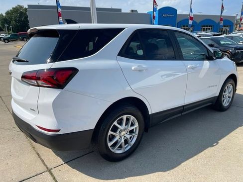Used 2022 Chevrolet Equinox LS w/ LS Convenience Package AWD/4WD image 3