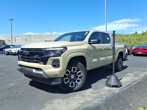 Used 2023 Chevrolet Colorado Z71 w/ Z71 Convenience Package 2 AWD/4WD image 3