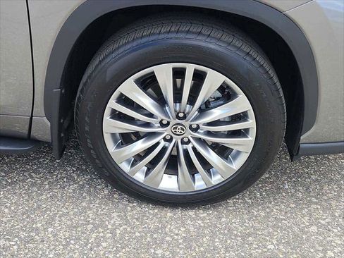 Used 2026 Toyota Highlander Platinum AWD/4WD image 11