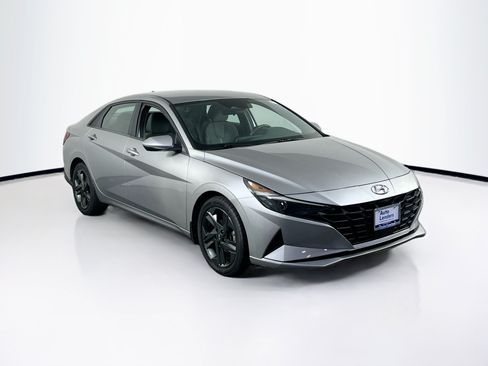 Used 2023 Hyundai Elantra SEL w/ Convenience Package FWD image 3