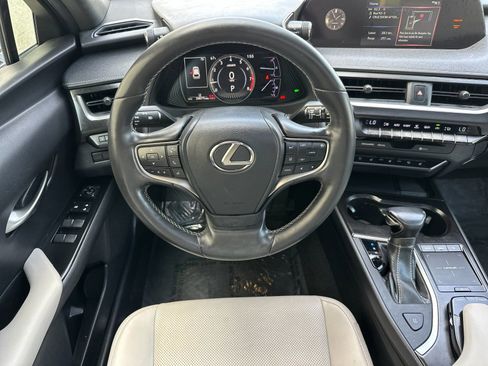 Used 2019 Lexus UX 200 w/ Premium Package image 16