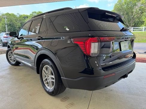 Used 2025 Ford Explorer Active AWD/4WD image 10