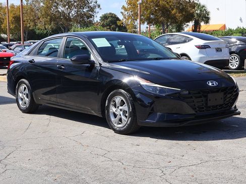 Used 2021 Hyundai Elantra SE image 2