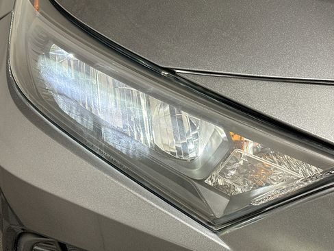 Used 2021 Toyota RAV4 LE image 9