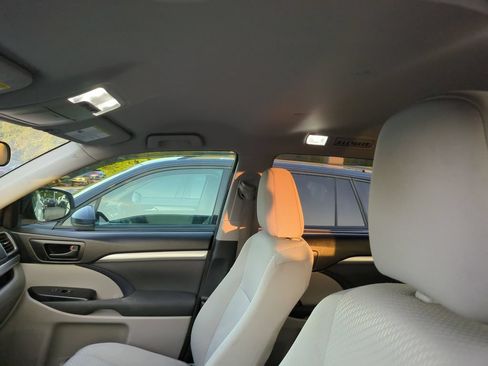 Used 2018 Toyota Highlander LE FWD image 5