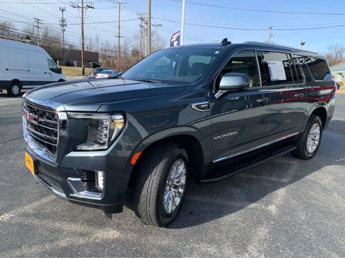 Used 2021 GMC Yukon XL SLT w/ SLT Premium Package image 3