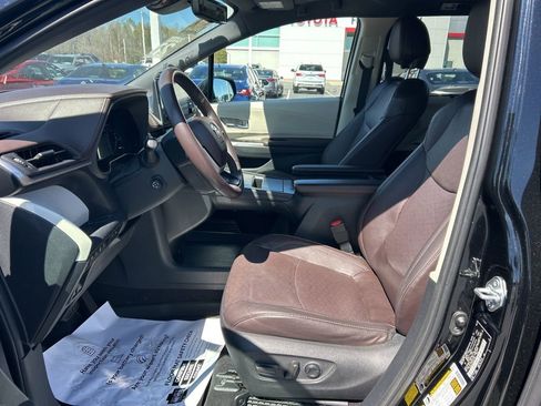 Used 2021 Toyota Sienna Platinum image 2