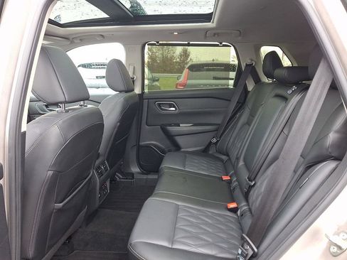 Used 2024 Nissan Rogue Platinum w/ Platinum Premium Package image 10