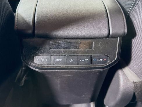 Used 2021 Toyota Highlander LE FWD image 23