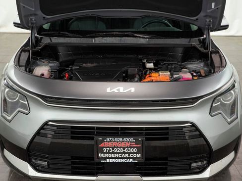 Used 2023 Kia Niro EX Touring FWD image 2