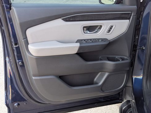 Used 2023 Honda Pilot Elite image 11