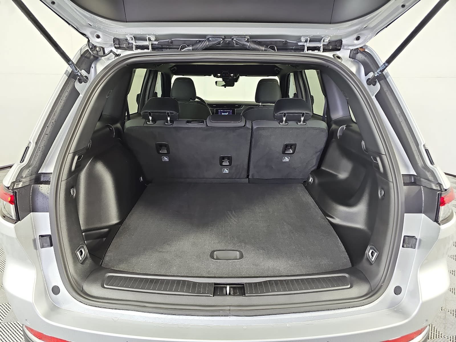 Used 2025 Jeep Grand Cherokee Laredo RWD image 12