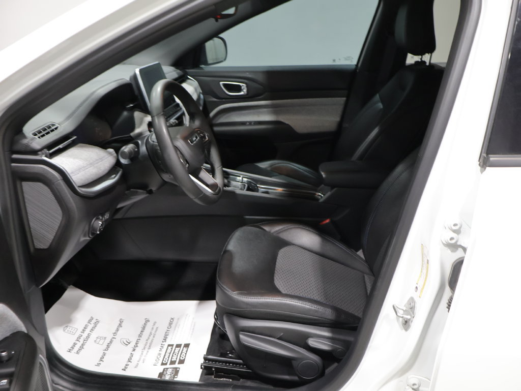 Used 2025 Jeep Compass Latitude AWD/4WD image 10