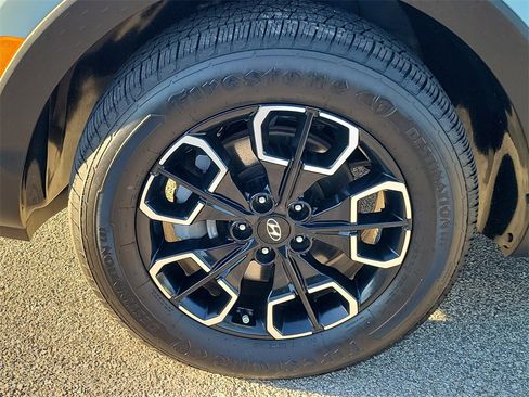 Used 2022 Hyundai Santa Cruz SEL Premium image 11