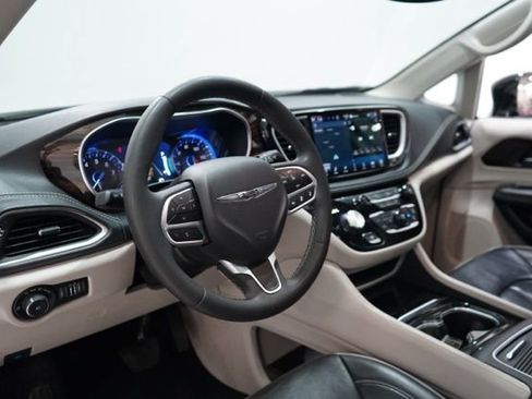 Used 2024 Chrysler Pacifica Limited image 16
