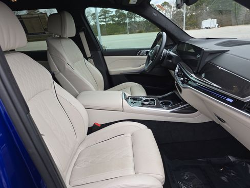 Used 2025 BMW X7 M60i image 10
