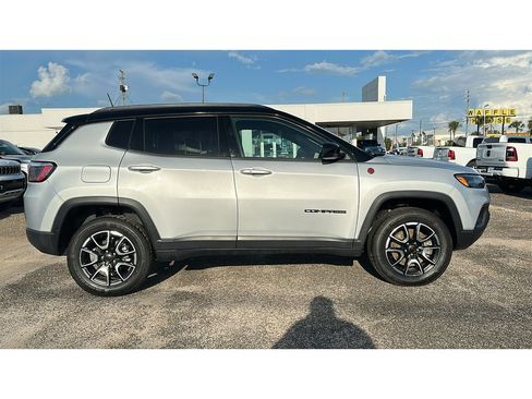 Used 2025 Jeep Compass Trailhawk AWD/4WD image 7