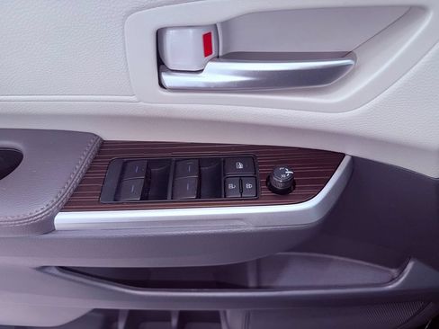 Used 2024 Toyota Sienna XLE FWD image 20