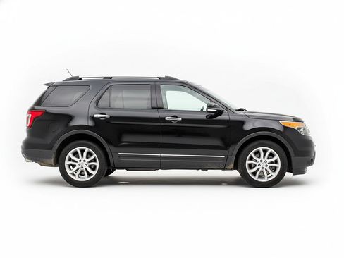 Used 2015 Ford Explorer XLT w/ Equipment Group 202A FWD image 5