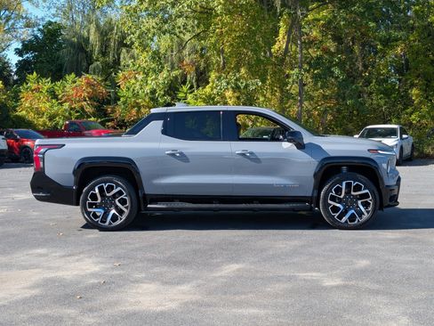 New 2025 Chevrolet Silverado EV RST image 9
