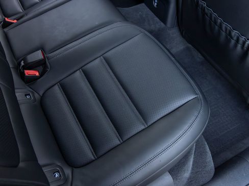 Certified 2025 Porsche Macan AWD/4WD image 48