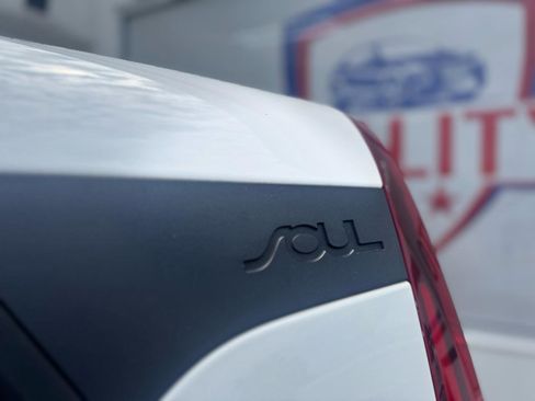 Used 2022 Kia Soul LX w/ Technology Package FWD image 8