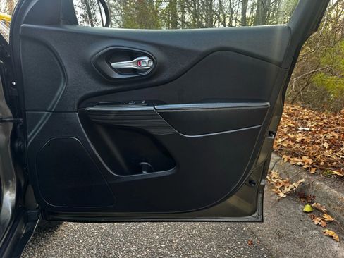 Used 2015 Jeep Cherokee Latitude w/ Comfort/Convenience Group image 13