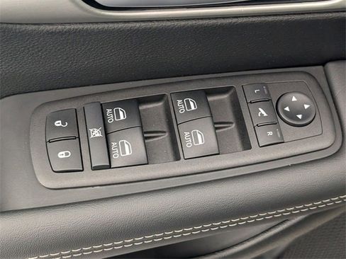 Used 2024 Chrysler Pacifica Limited w/ Uconnect Theater Family Group image 12