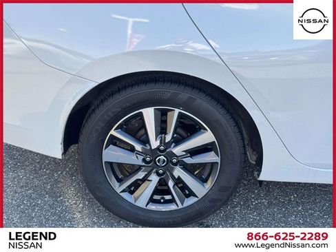 Used 2022 Nissan Versa SV image 9