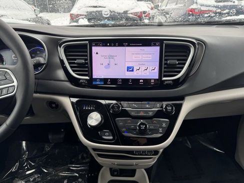Used 2024 Chrysler Pacifica Touring-L image 2