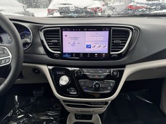 Used 2024 Chrysler Pacifica Touring-L video 2